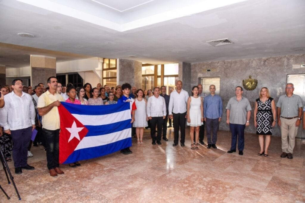 Cuba recibe a diplomáticos expulsados de Dominicana