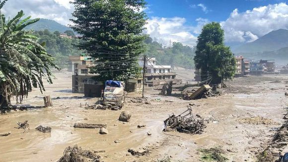 Casi 100 muertos y más de 700 desaparecidos tras violentas inundaciones en Nepal