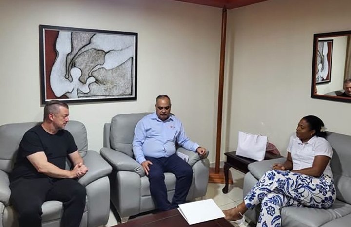 Inició visita a Cuba Presidente del Comité Paralímpico Internacional