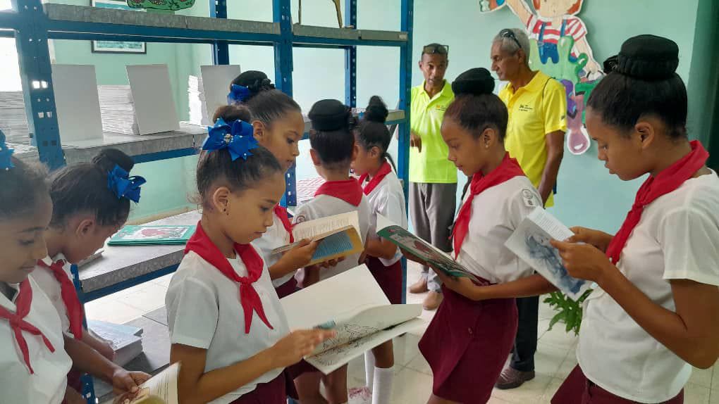 Hojeadas a la feria del libro en Bayamo