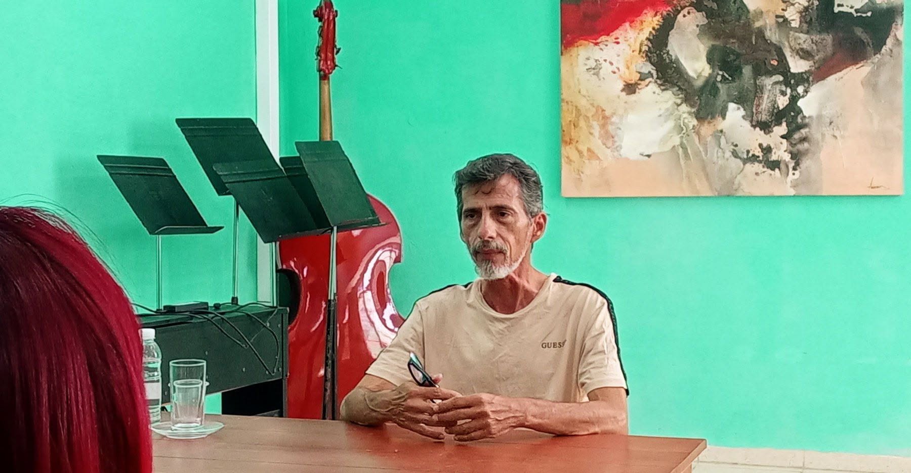 Entre grises, ocres y sueños: el universo de Rafael Fuentes Rojas
