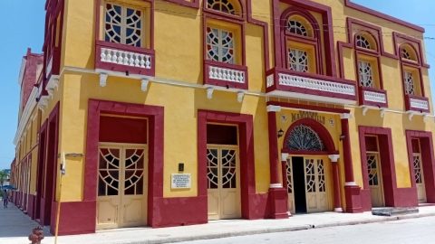 Teatro Manzanillo: entre luces, zarzuelas y aplausos