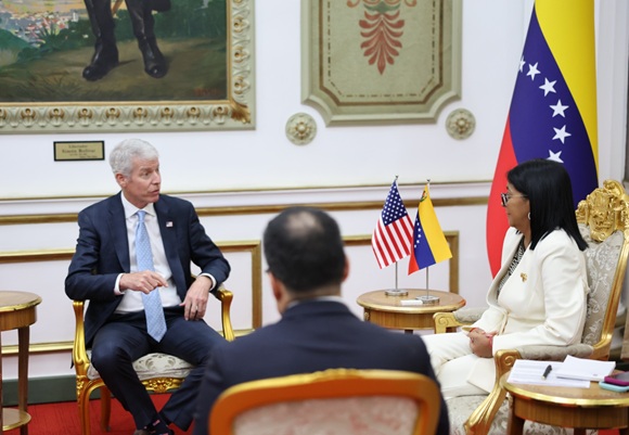 Venezuela firma acuerdos energéticos con Estados Unidos y petroleras