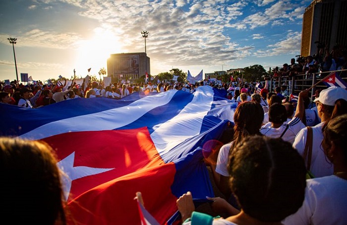 Los escritores chilenos no debemos mostrarnos indiferentes ante el sufrimiento y la grave situación de Cuba