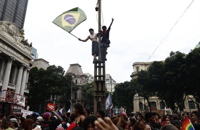Miles de estudiantes toman el centro de Río en defensa de Lula y contra Flávio Bolsonaro (+Fotos)